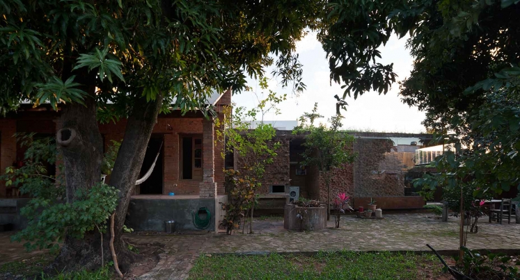 http://www.federicocairoli.com/files/gimgs/th-89_38_Casa Taller Las Mercedes - © Federico Cairoli (low).jpg