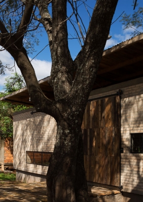 https://www.federicocairoli.com:443/files/gimgs/th-121_08_Vivienda Lui - © Federico Cairoli (low).jpg