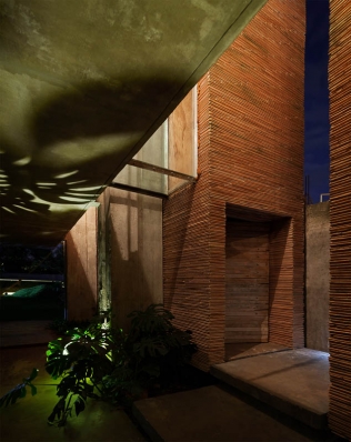 https://www.federicocairoli.com:443/files/gimgs/th-86_25_Casa en el Aire - © Federico Cairoli (low).jpg